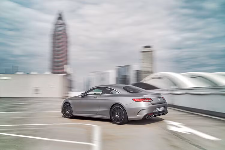 Ưu điểm của đèn Oled là có thể điều chỉnh nhiều mức độ sáng theo từng điều kiện hoạt động và ánh sáng cho ra đều hơn so với công nghệ LED phổ thông. Bên cạnh đó, đèn Oled cũng không cần bộ tản nhiệt riêng nên có kích thước gọn hơn 80-90% so với những công nghệ đèn khác.