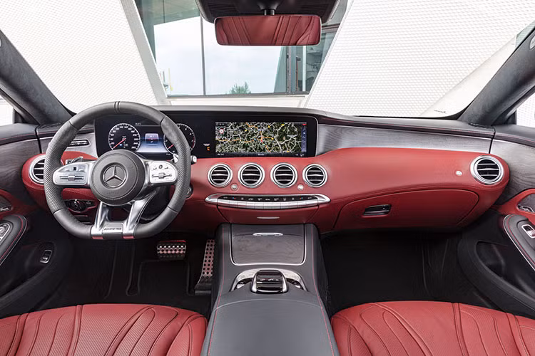 Không gian của S-Class Coupe có thể nhỏ hơn S-Class Sedan, nhưng trải nghiệm bên trong của S-Class Coupe thì gần giống với Maybach S-Class hơn, tức là nhỉn hơn cả S-Class Sedan. Có thể kể đến là phần ốp trang trí gỗ trong nội thất loại Flowing Lines Trim - đây là vân gỗ cao cấp nhất trong các vân gỗ của Mercedes-Benz.