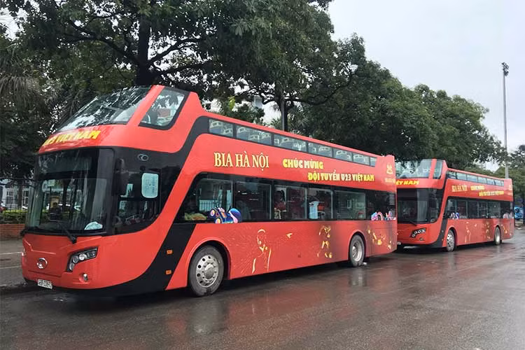 Ngoài ra, còn có hai chiếc xe buýt mui trần khác đang cũng có mặt tại liên đoàn bóng đá Việt Nam đi cùng. Đây là những chiếc xe của nhà tài trợ sẽ chở phóng viên, các nhà báo và đội cổ vũ cho đội tuyển U23 Việt Nam.