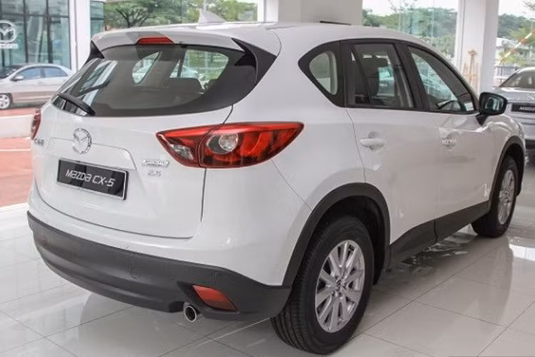 Các đại lý của Mazda trên toàn quốc hiện đã báo giá cho phiên bản nâng cấp với các mức lần lượt là 2.0L 2WD giá 1,039 tỷ đồng, 2.5L 2WD giá 1,069 tỷ đồng và 2.5L AWD giá 1,098 tỷ đồng.