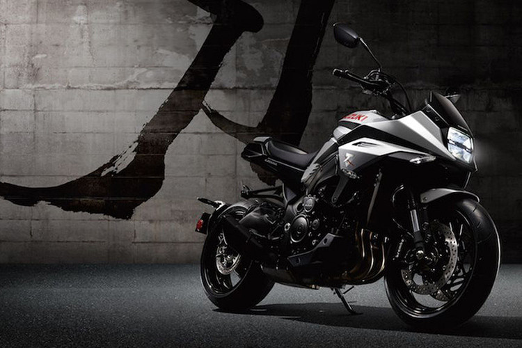 Về thiết kế, tương tự như đàn danh từng ra đời vào năm 1981, phiên bản Katana 2019 cũng được chấp bút tại châu Âu bởi nhà thiết kế Rodolfo Frascoli. Từng thành công với nhiều thương hiệu danh tiếng như Moto Guzzi hay Triumph, Frascoli đã tái hiện được hình ảnh của huyền thoại GSX-1100S Katana lên trên mẫu xe mới.