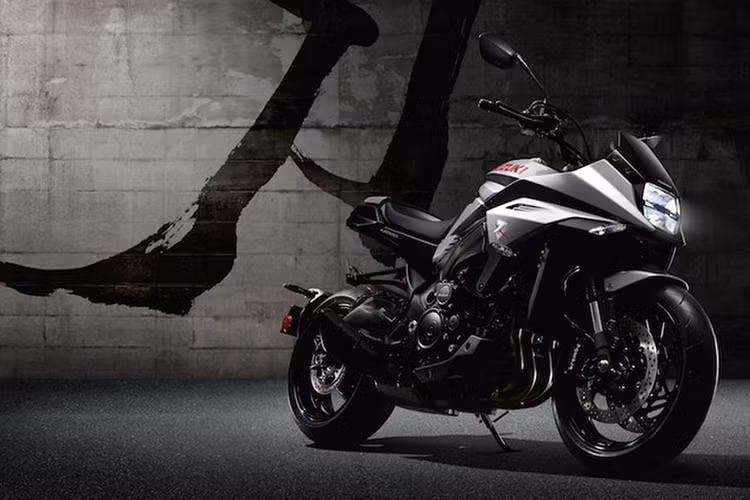 Về thiết kế, tương tự như đàn danh từng ra đời vào năm 1981, phiên bản Katana 2019 cũng được chấp bút tại châu Âu bởi nhà thiết kế Rodolfo Frascoli. Từng thành công với nhiều thương hiệu danh tiếng như Moto Guzzi hay Triumph, Frascoli đã tái hiện được hình ảnh của huyền thoại GSX-1100S Katana lên trên mẫu xe mới.