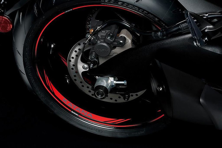 Suzuki Katana 2019 mới được trang bị giảm xóc trước dạng upside down của KYB với đường kính trụ 43 mm có thể điều chỉnh tải trọng. Phuộc sau cũng có thể tùy chỉnh được tải trọng. Hệ thống phanh đĩa phía trước sử dụng cặp kẹp phanh Brembo monoblock 4 piston chia sẻ từ chiếc GSX-R1000 đi kèm công nghệ ABS.