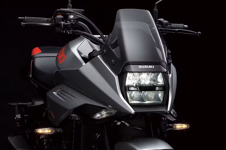 Về thiết kế, ở phần đầu xe Suzuki Katana Jindachi 2019 mang đậm hơi hướng cổ điển với vòm đèn hình chữ nhật vuông vức kèm kính chắn gió dài. Hệ thống đèn chiếu sáng chính dạng Led 2 tầng pha-cos riêng biệt đã góp phần đem đến sự hiện đại cho phần mặt tiền của xe. 