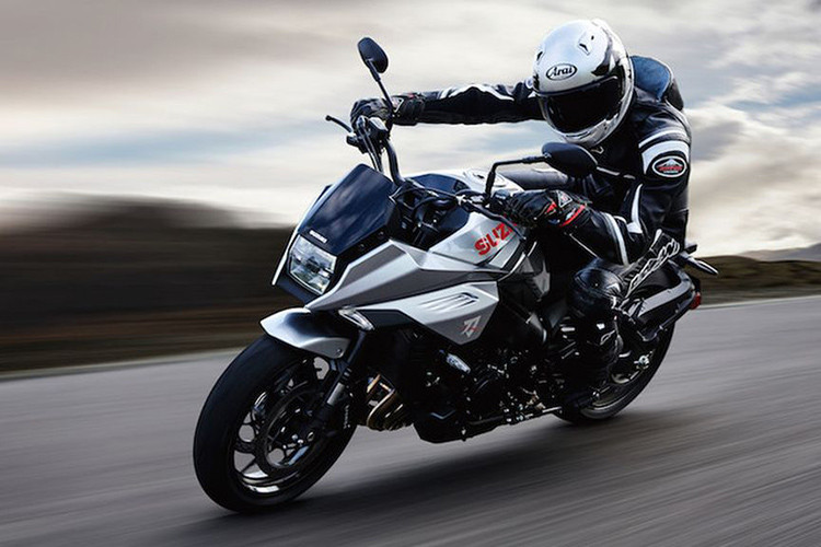 Xe sẽ chính thức có mặt tại châu Âu trong tháng 5 này. Mức giá xe Suzuki Katana Jindachi sẽ được bán ra ở mức 14.450 Euro (tương đương khoảng 380 triệu VNĐ), rẻ hơn tới 1.500 Euro so với mức giá mà những khách hàng mua phiên bản thương về, sau đó tự độ.