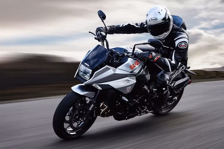 Xe sẽ chính thức có mặt tại châu Âu trong tháng 5 này. Mức giá xe Suzuki Katana Jindachi sẽ được bán ra ở mức 14.450 Euro (tương đương khoảng 380 triệu VNĐ), rẻ hơn tới 1.500 Euro so với mức giá mà những khách hàng mua phiên bản thương về, sau đó tự độ.