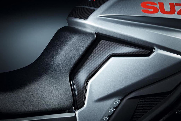 Bảng đồng hồ của xe với màn hình LCD đơn sắc được lấy từ chiếc superbike GSX-R1000 nhưng được cài đặt giao diện riêng cho Katana 2019. Tương tự những chiếc Suzuki khác, đáng chú ý - Katana 2019 cũng sở hữu công nghệ hỗ trợ khởi động - Easy Start System đặc trưng.