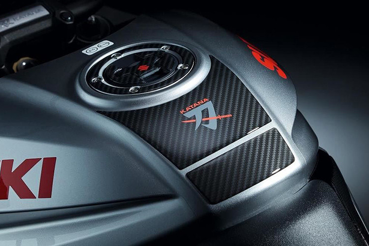Bình xăng của mẫu xe này sở hữu những đường cắt sâu và logo Suzuki lớn ở hai bên được bê nguyên từ chiếc xe môtô GSX-1100S Katana trước đây lắp sang. Để có được thiết kế này, bình xăng trên Katana 2019 chỉ còn 12 lít - con số khá khiêm tốn đối với một mẫu xe 1.000 cc hiện nay.