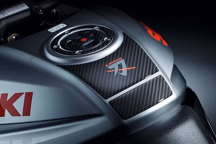 Bình xăng của mẫu xe này sở hữu những đường cắt sâu và logo Suzuki lớn ở hai bên được bê nguyên từ chiếc xe môtô GSX-1100S Katana trước đây lắp sang. Để có được thiết kế này, bình xăng trên Katana 2019 chỉ còn 12 lít - con số khá khiêm tốn đối với một mẫu xe 1.000 cc hiện nay.