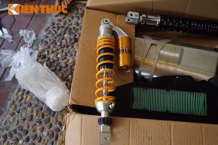 Hình ảnh chiếc SH300i 2016 vừa mới đập thùng cùng một vài món đồ chơi độ kiểng như; lọc gió, cùm tay, tay phanh, pô, giảm sóc... chuẩn bị được trang bị lên xe khiến nhiều dân chơi xe cảm thấy phấn khích.