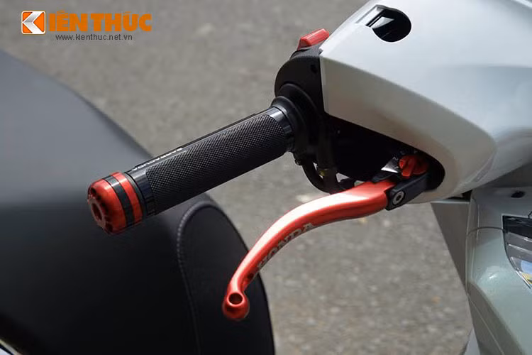 Dàn đầu xe được trang bị bao tay Barracuda, cùng tay thắng độ chính hãng của Honda dành riêng cho mẫu xe Honda SH nên chi phí khá cao