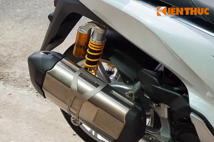 Nổi bật ở dàn chân sau chính là cặp phuộc Ohlins hàng hiệu. Được biết, chi phí cho cặp phuộc hàng hiệu này lên đến gần 15 triệu đồng.