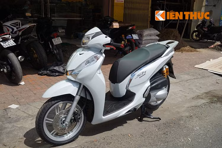 Được biết, mức tiêu hao nhiên liệu của SH 300i 2016 ở mức 3,3 lít/100 km đường hỗn hợp (theo công bố của nhà sản xuất). Mẫu xe này được các đại lý môtô tư nhân tại Việt Nam nhập về và hiện đang bán trên thị trường với mức giá khoảng hơn 300 triệu đồng.