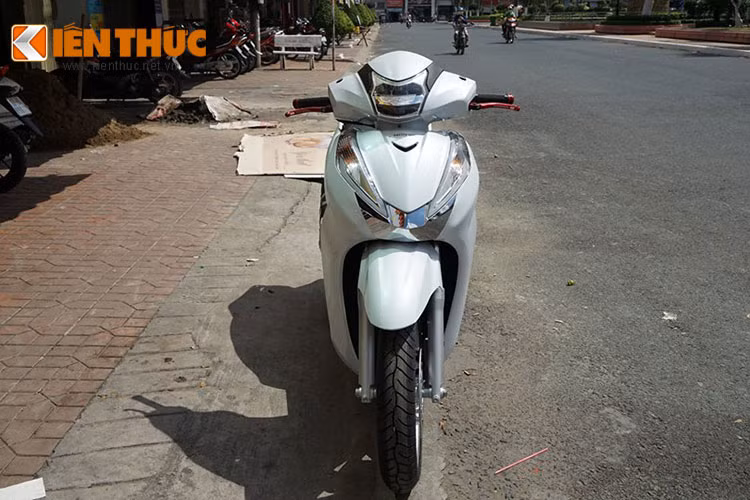 Chiếc SH300i phiên bản 2016 không chỉ gây ấn tượng bởi vẻ ngoài đầy sang chảnh của mình, mà nay lịa càng trở nên thu hút "đám đông" hơn khi được chủ nhân trang bị thêm loạt "đồ chơi" hàng hiệu đắt giá.