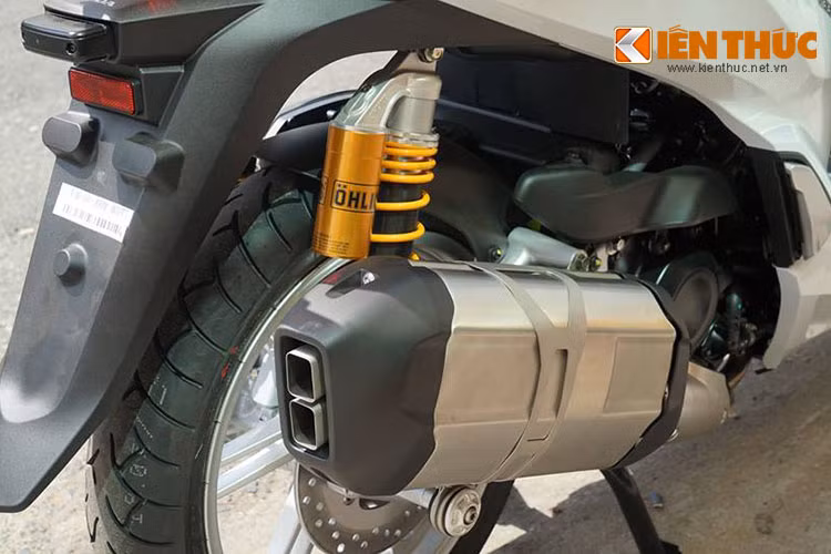 Chiếc xe tay ga này cũng sẽ trở nên hầm hố và cho tiếng nổ uy lực hơn khi được người chơi đầu tư thêm ống xả từ mẫu môtô phân khối lớn đình đám hiện nay là BMW R1200GS - nó không chỉ cho tiếng nổ mạnh mẽ mà còn làm tăng sức mạnh cho SH300i.