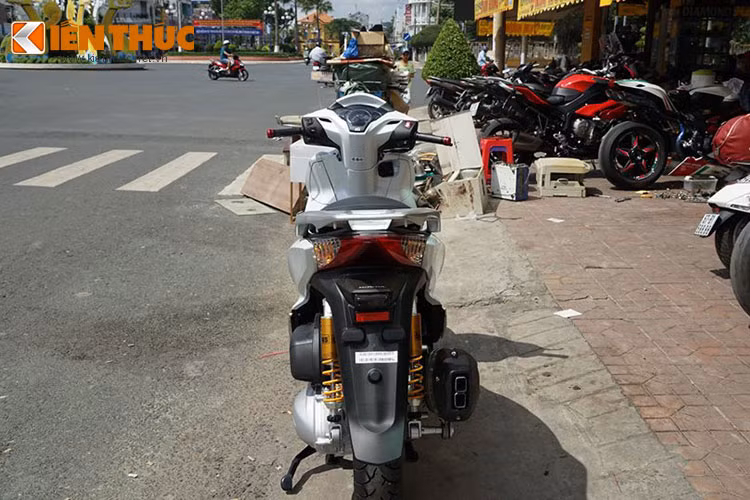 Phần đầu đèn và đuôi xe vẫn được người chơi giữ nguyên bản. Bởi đơn giản bộ đèn của SH300i phiên bản mới đã được hãng xe đình đám tại Nhật Bản trang bị công nghệ đèn Led hiện đại, ấn tượng.