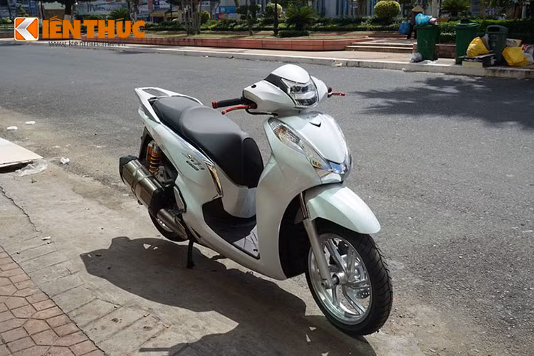 Với thiết kế sang trọng , thể thao đầy phong cách và được trang bị khối động cơ mạnh mẽ cùng nhiều trang thiết bị hiện đại, Honda SH300i 2016 từ khi ra mắt đã nhận được sự quan tâm với nhiều người tiêu dùng trong nước đặc biệt là các tín đồ mê xe.