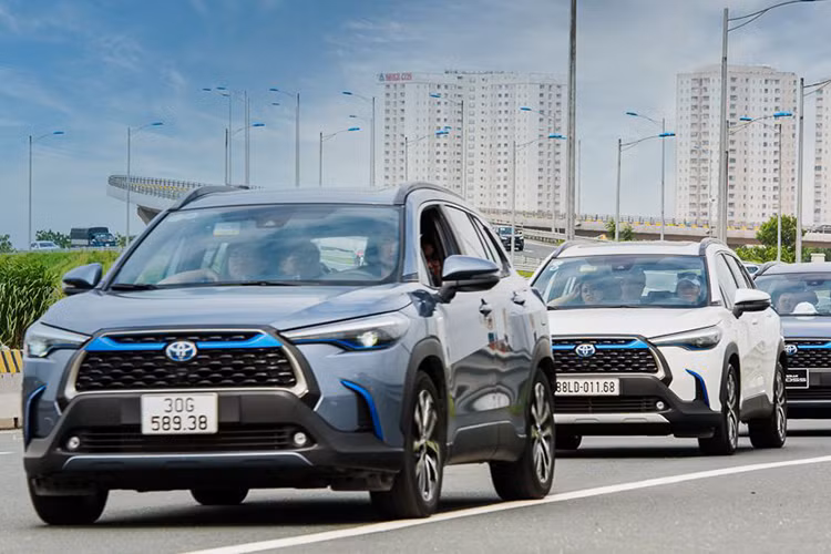 Động cơ Hybrid trên Corolla Cross hay còn gọi là động cơ xăng lai điện, nghĩa là kết hợp sử dụng 2 bộ truyền động, một động cơ chạy xăng và một môtơ chạy điện.Đây là một giải pháp để đáp ứng những đòi hỏi khắt khe ở các nước phát triển về tiêu chuẩn khí thải và đặc biệt là nhằm giảm tối đa mức tiêu thụ nhiên liệu. Toyota Corolla Cross phiên bản 1.8HV đang có mức giá niêm yết: 920 triệu đồng. 
