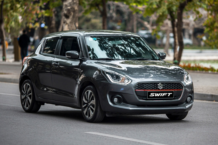 Suzuki Swift động cơ 1.2L tiêu thụ 5,19l/100 km. Mẫu xe hiện được bán tại Việt Nam với 1 phiên bản GLX duy nhất với mức giá niêm yết 549,9 triệu đồng. Sở hữu thiết kế cá tính được ví như “tiểu Mini Cooper”, mẫu xe này đến từ thương hiệu ôtô Nhật, nhập khẩu nguyên chiếc Thái Lan, Suzuki Swift được đánh giá là một mẫu xe đô thị cỡ nhỏ cá tính và chất lượng.