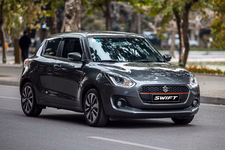Suzuki Swift động cơ 1.2L tiêu thụ 5,19l/100 km. Mẫu xe hiện được bán tại Việt Nam với 1 phiên bản GLX duy nhất với mức giá niêm yết 549,9 triệu đồng. Sở hữu thiết kế cá tính được ví như “tiểu Mini Cooper”, mẫu xe này đến từ thương hiệu ôtô Nhật, nhập khẩu nguyên chiếc Thái Lan, Suzuki Swift được đánh giá là một mẫu xe đô thị cỡ nhỏ cá tính và chất lượng.
