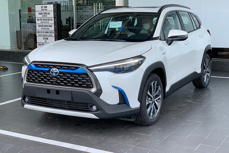 Toyota Corolla Cross phiên bản 1.8HV là mẫu xe tiết kiệm nhiên liệu nhất thị trường Việt Nam tính đến thời điểm hiện tại, với mức tiêu thụ nhiên liệu hỗn hợp theo công bố chỉ 4,2 lít/100km. Toyota Corolla Cross là mẫu xe hybrid đầu tiên được phân phối tại thị trường ôtô Việt Nam.