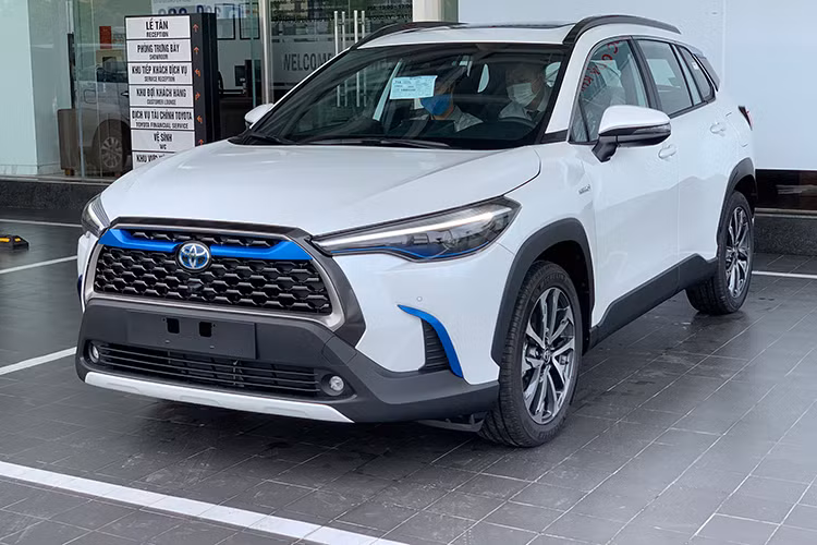 Toyota Corolla Cross phiên bản 1.8HV là mẫu xe tiết kiệm nhiên liệu nhất thị trường Việt Nam tính đến thời điểm hiện tại, với mức tiêu thụ nhiên liệu hỗn hợp theo công bố chỉ 4,2 lít/100km. Toyota Corolla Cross là mẫu xe hybrid đầu tiên được phân phối tại thị trường ôtô Việt Nam.
