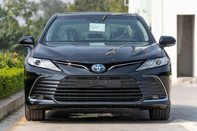 Toyota Camry tiêu thụ nhiên liệu 4,6l/100 km đối với phiên bản 2.5HV cho chu trình thử nghiệm hỗn hợp. Mẫu xe sedan 5 chỗ hạng D phổ thông này có mức giá niêm yết ở mức 1,441 tỷ đồng. Xe sở hữu một thiết kế ngoại hình thể thao hơn, nội thất được cập nhật theo xu hướng đầy trẻ trung và đáng chú ý nhất là gói công nghệ an toàn Toyota Safety Sense 2.5+...