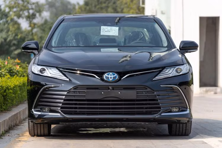 Toyota Camry tiêu thụ nhiên liệu 4,6l/100 km đối với phiên bản 2.5HV cho chu trình thử nghiệm hỗn hợp. Mẫu xe sedan 5 chỗ hạng D phổ thông này có mức giá niêm yết ở mức 1,441 tỷ đồng. Xe sở hữu một thiết kế ngoại hình thể thao hơn, nội thất được cập nhật theo xu hướng đầy trẻ trung và đáng chú ý nhất là gói công nghệ an toàn Toyota Safety Sense 2.5+...