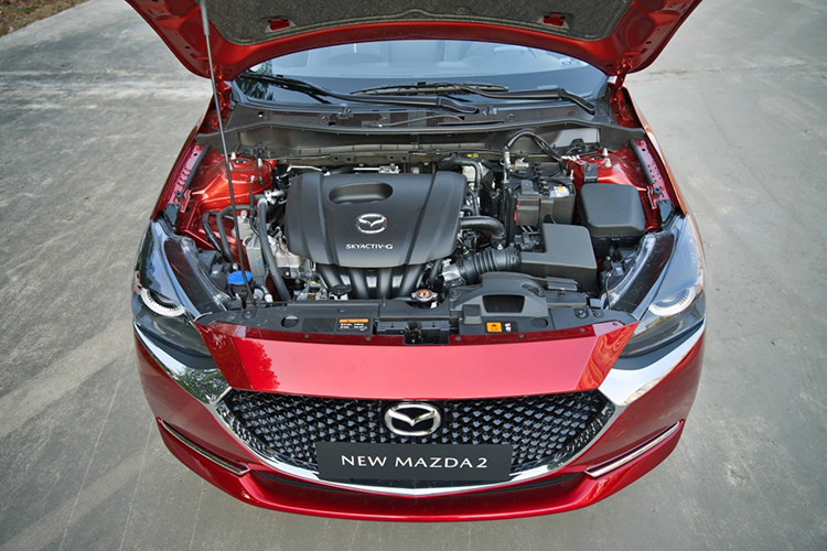 Mazda2 động cơ 1.5L, cũng sở hữu mức tiêu thụ nhiên liệu 4,62l/100 km. Mazda 2 sử dụng động cơ xăng 1.5L, công nghệ cam kép DOHC. Mẫu xe này có 4 phiên bản sedan và 3 phiên bản Sport (hatchback) đều sử dụng hộp số tự động 6 cấp. Hệ thống vận hành và an toàn với phanh ABS, EBD, BA, DSC, TCS, khởi hành ngang dốc, 2 túi khí trước.