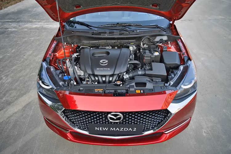 Mazda2 động cơ 1.5L, cũng sở hữu mức tiêu thụ nhiên liệu 4,62l/100 km. Mazda 2 sử dụng động cơ xăng 1.5L, công nghệ cam kép DOHC. Mẫu xe này có 4 phiên bản sedan và 3 phiên bản Sport (hatchback) đều sử dụng hộp số tự động 6 cấp. Hệ thống vận hành và an toàn với phanh ABS, EBD, BA, DSC, TCS, khởi hành ngang dốc, 2 túi khí trước.