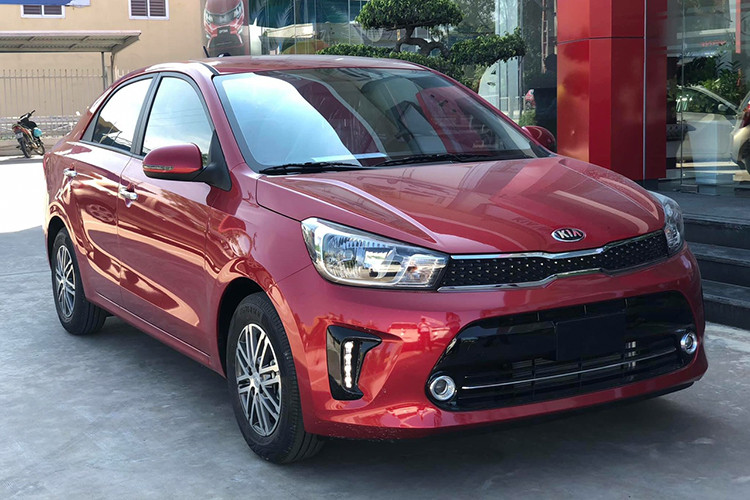 Kia Soluto động cơ 1.4L tiêu thụ 5,12l/100 km. Mẫu xe này cũng nằm trong phân khúc sedan hạng B, Kia Soluto tại Việt Nam sở hữu 4 phiên bản gồm Soluto MT, MT Deluxe, AT Deluxe và AT Luxury. Với giá xe được công bố khá rẻ, Soluto là chiếc xe rẻ nhất phân khúc B với mức giá từ 369 - 474 triệu đồng.