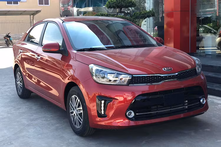 Kia Soluto động cơ 1.4L tiêu thụ 5,12l/100 km. Mẫu xe này cũng nằm trong phân khúc sedan hạng B, Kia Soluto tại Việt Nam sở hữu 4 phiên bản gồm Soluto MT, MT Deluxe, AT Deluxe và AT Luxury. Với giá xe được công bố khá rẻ, Soluto là chiếc xe rẻ nhất phân khúc B với mức giá từ 369 - 474 triệu đồng.