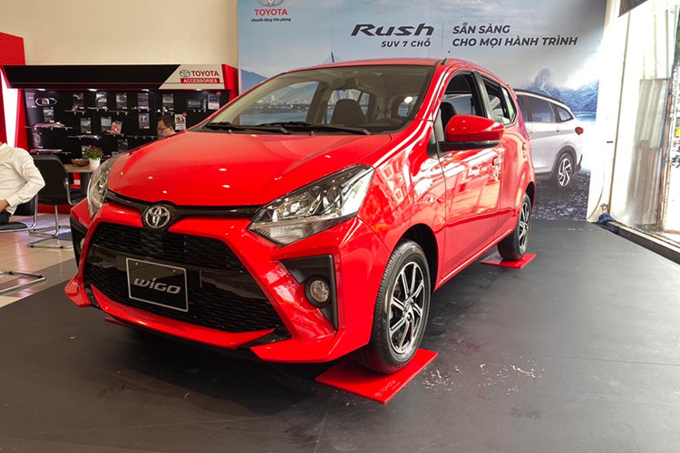 Toyota Wigo động cơ 1.2L tiêu thụ 5,31l/100 km. Mẫu xe hatchbak hạng A này được nhập khẩu từ Indonesia với 2 phiên bản số sàn MT và số tự động AT. Mẫu xe được đánh giá là sở hữu động cơ bền bỉ, tiết kiệm xăng, kiểu dáng ngoại thất cá tính, đèn thấu kính lồi đẳng cấp. Tuy nhiên, bên rong nội thất còn khá ít trang bị và cabin khá chật.