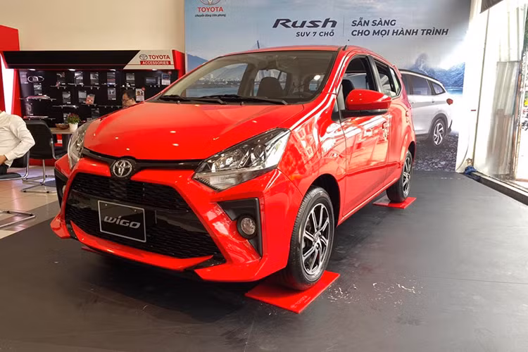 Toyota Wigo động cơ 1.2L tiêu thụ 5,31l/100 km. Mẫu xe hatchbak hạng A này được nhập khẩu từ Indonesia với 2 phiên bản số sàn MT và số tự động AT. Mẫu xe được đánh giá là sở hữu động cơ bền bỉ, tiết kiệm xăng, kiểu dáng ngoại thất cá tính, đèn thấu kính lồi đẳng cấp. Tuy nhiên, bên rong nội thất còn khá ít trang bị và cabin khá chật.