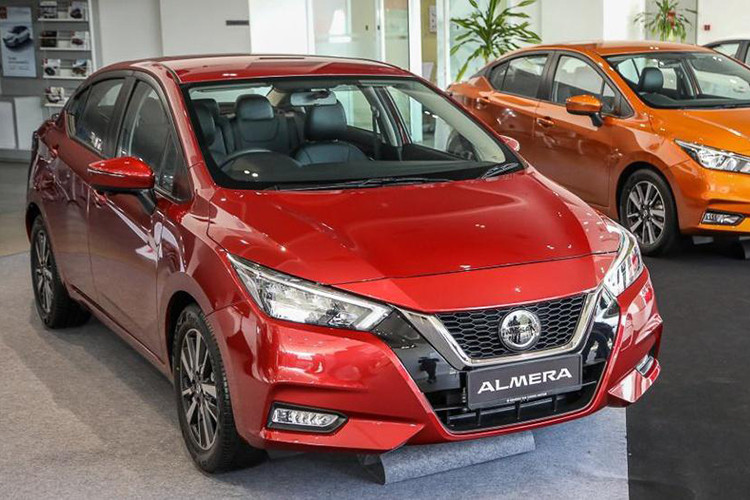 Nissan Almera động cơ 1.0L tiêu thụ 5,1l/100 km. Almera là dòng xe sedan cỡ nhỏ - sedan hạng B của hãng xe Nissan, Nhật Bản. Mẫu xe đang được bán ra với 3 phiên bản gồm Almera MT, Almera CVT và Almera CVT Cao Cấp tương ứng với mức giá từ 469 - 579 triệu đồng.