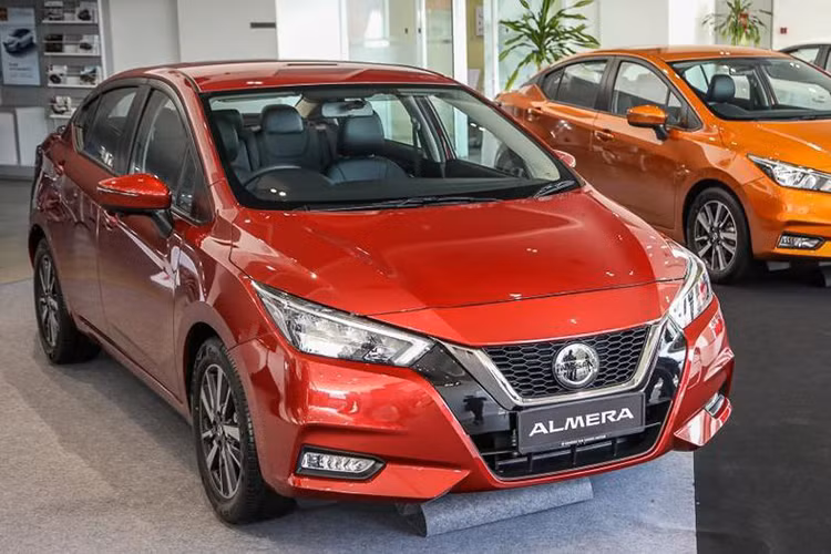 Nissan Almera động cơ 1.0L tiêu thụ 5,1l/100 km. Almera là dòng xe sedan cỡ nhỏ - sedan hạng B của hãng xe Nissan, Nhật Bản. Mẫu xe đang được bán ra với 3 phiên bản gồm Almera MT, Almera CVT và Almera CVT Cao Cấp tương ứng với mức giá từ 469 - 579 triệu đồng.