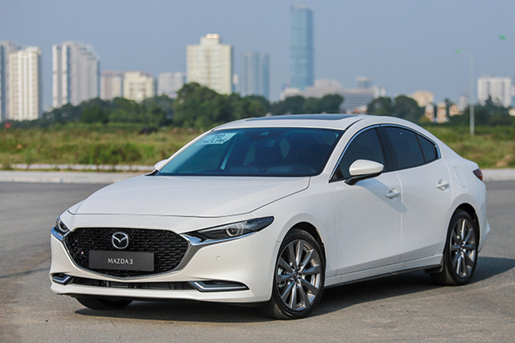 Mazda 3 động cơ 1.5L tiêu thụ 5,47l/100km. Mẫu xe này là cái tên thành công nhất phân khúc xe cỡ C tại thị trường Việt Nam hiện nay. Xe có sự thay đổi mạnh mẽ từ thiết kế đến trang bị công nghệ, mang đến nhiều trải nghiệm thú vị và nhất là cảm giác cao cấp hơn so với một mẫu xe hạng C phổ thông. Tuy nhiên mức giá xe Mazda 3 thế hệ mới cũng khá cao