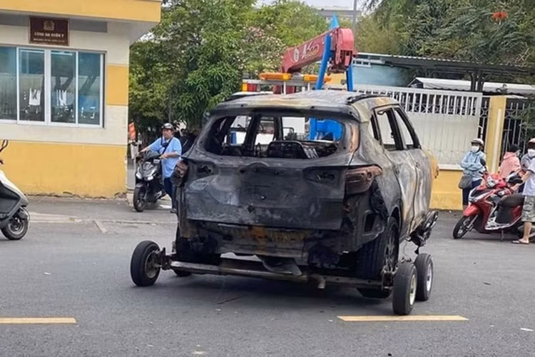 Kia Seltos dang lan banh, bat ngo boc chay tro khung tai Sai Gon-Hinh-3