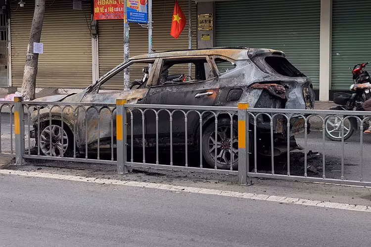 Kia Seltos dang lan banh, bat ngo boc chay tro khung tai Sai Gon-Hinh-2