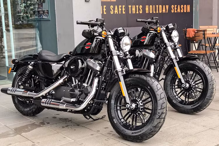 Harley-Davidson Forty-Eight 2019 với bộ tem Vivid Black đầu tiên tại Việt Nam đang được chào bán với mức giá từ 470 triệu đồng. Xe có tổng cộng 6 phiên bản với màu sơn khác nhau gồm: Đen Vivid Black, Đỏ nhám Wicked Red Denim, Xám Industrial Gray, Vàng nhám Rugged Gold Denim, Xanh Blue Max, Cam nhám Scorched Orange/Black Denim.