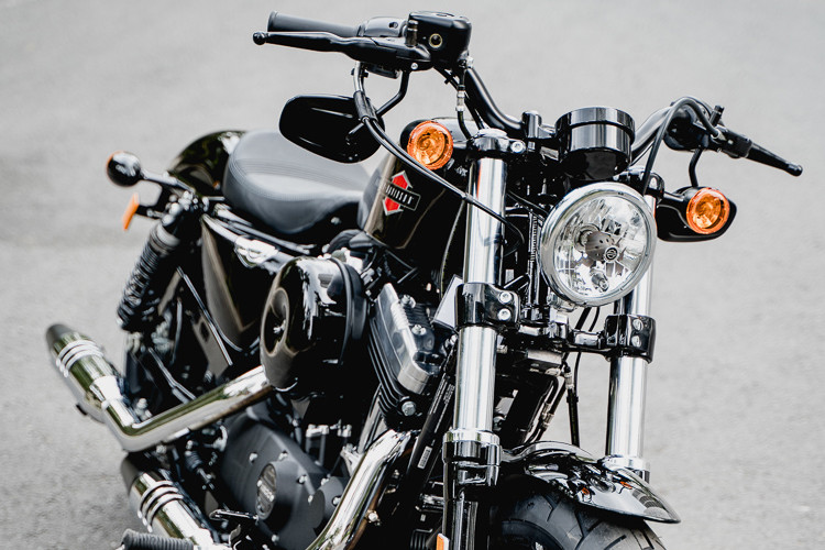 Harley-Davidson Forty-Eight 2019 sở hữu bộ tem Vivid Black - nó là mẫu xe mới nhất thuộc dòng Sportster cùng với những “người anh em” khác như: Iron 883, Iron 1200, Forty-Eight, Roadster, SuperLow, SuperLow 1200T và 1200 Custom ra mắt trong năm 2018 vừa qua. 