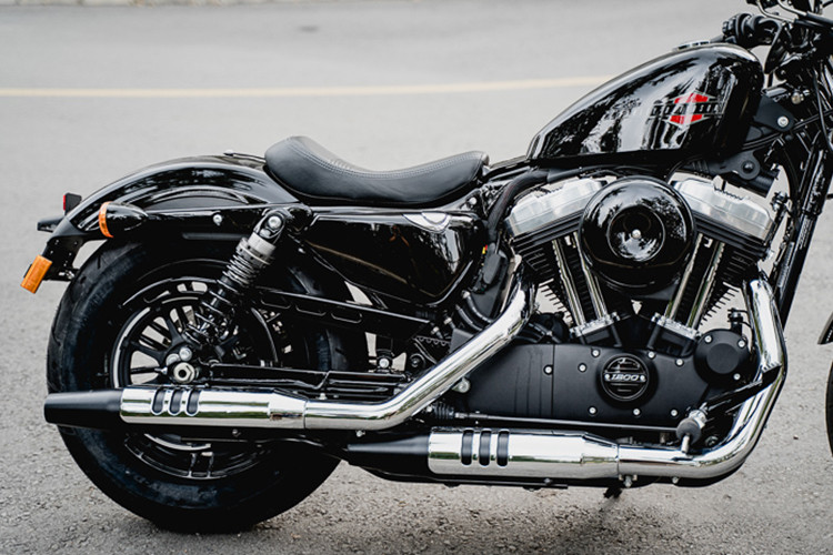 Harley-Davidson Forty-Eight 2019 vẫn sở hữu bình xăng hình dáng "đậu phộng" theo phong cách của dòng xe môtô của hãng những năm 1948. Yên xe cũng được thay đổi nhẹ so với đời trước khi có các sọc nổi chạy ngang cùng logo Harley-Davidson dập nổi, thay vì yên trơn như trước.