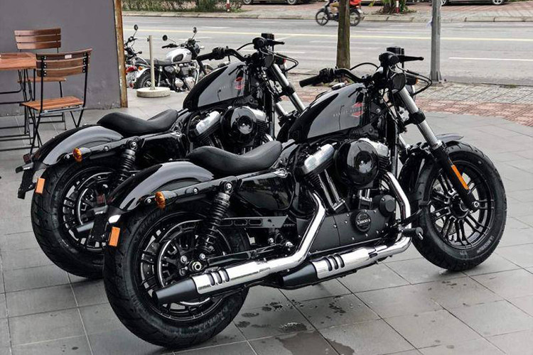 Là một biến thể thuộc dòng Sportster, ở phiên bản 2019 này - mẫu xe môtô Harley-Davidson Forty-Eight vẫn được trang bị khối động cơ V-Twin Evolution 1.202 cc mạnh mẽ và Mô-men xoắn cực đại 107 Nm @ 3.250 vòng/phút mang lại khả năng tăng tốc ra xe uy lực.