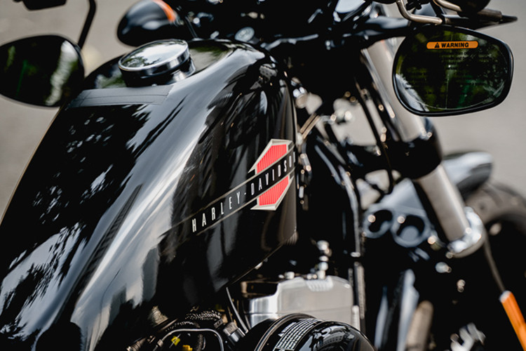 Tổng thể thiết kế ngoại hình cực “ngầu” của Harley-Davidson Forty-Eight 2019 phiên bản màu đen Vivid Black với bộ tem mới độc đáo xuất hiện trên bình xăng. Được biết, mẫu xe này cũng có khá nhiều phụ kiện, đồ chơi để cho các tín đồ đam mê Harley-Davidson sáng tạo.
