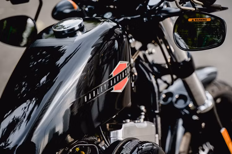 Tổng thể thiết kế ngoại hình cực “ngầu” của Harley-Davidson Forty-Eight 2019 phiên bản màu đen Vivid Black với bộ tem mới độc đáo xuất hiện trên bình xăng. Được biết, mẫu xe này cũng có khá nhiều phụ kiện, đồ chơi để cho các tín đồ đam mê Harley-Davidson sáng tạo.