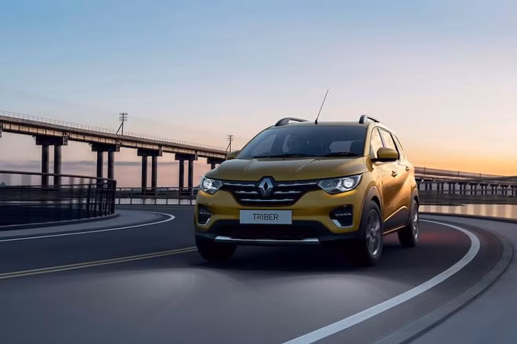 Đúng như những tin đồn từ trước đó, giá xe Renault Triber 2019 tại thị trường Ấn Độ rẻ giật mình. Theo đó, mẫu xe này có tổng cộng 4 bản trang bị là RXE, RXL, RXT và RXZ với mức bán ra dao động từ 495.000 - 649.000 Rupee (khoảng 160 - 210 triệu đồng).