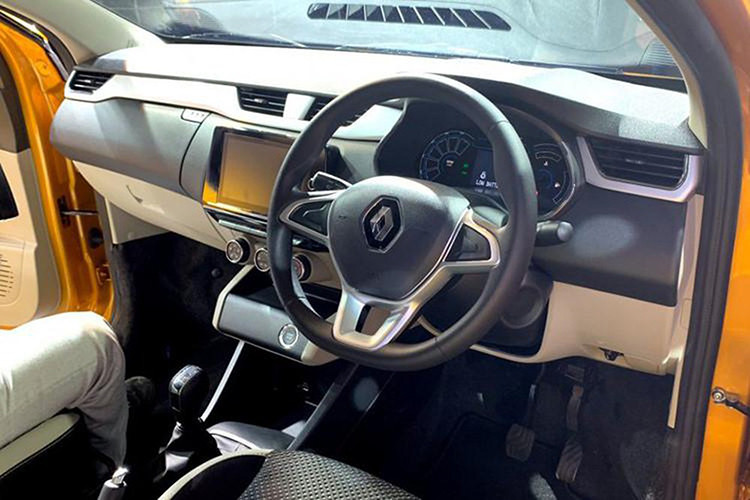 Về tiện nghi, Renault Triber được trang bị khá đầy đủ với màn hình đa thông tin trong bảng đồng hồ, nút bấm khởi động máy, cửa mở không cần chìa khóa, màn hình thông tin giải trí cảm ứng 8 inch, hỗ trợ Apple CarPlay và Android Auto, hệ thống định vị, cổng USB, kết nối Bluetooth cũng như điều hòa với cửa gió hàng ghế sau nằm trên cột.