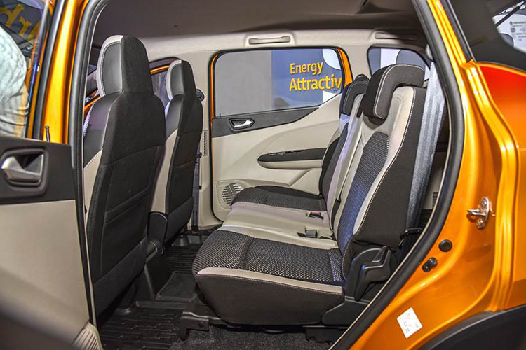 Thiết kế hàng ghế thứ hai của Renault Triber 2019 có thể trượt để hành khách ra/vào dễ dàng hơn. Trong khi đó, hàng ghế thứ ba có thể tháo ra khỏi xe để tăng thể tích khoang hành lý. Tất nhiên, khách hàng cũng có thể mua Renault Triber với cấu hình nội thất 6 chỗ ngồi.