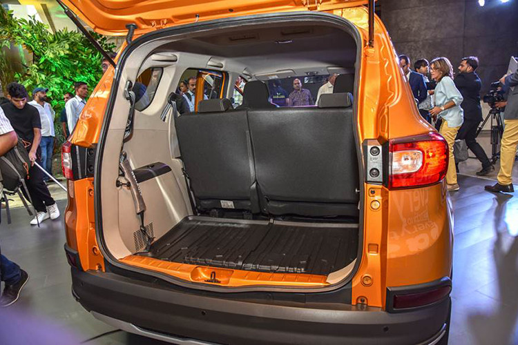 Nếu muốn lắp thêm hàng ghế thứ ba cho mẫu MPV giá rẻ này, khách hàng Ấn Độ chỉ cần chi số tiền 3.000 Rupee (1 triệu đồng). Đây là điều mà chưa mẫu MPV nào ở thị trường Ấn Độ có. Các trang bị an toàn của xe như 4 túi khí (2 trước, 2 bên), cảm biến đỗ xe phía sau, cảnh báo giới hạn tốc độ, dây đai an toàn 3 điểm cho 3 hàng ghế và camera lùi.