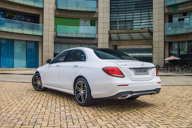 Tại triển lãm VIMS 2016 lần này cũng chính là dịp để mẫu xe E-Class thế hệ mới trình làng khách hàng phía Nam. Sau 2 ngày giới thiệu đến khách hàng Hà Nội, lượng đơn hàng dành cho E-Class mới đã đạt mức 3 con số.